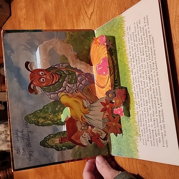 Alice In Wonderland Pop-Up Book - Picture 4 of 9